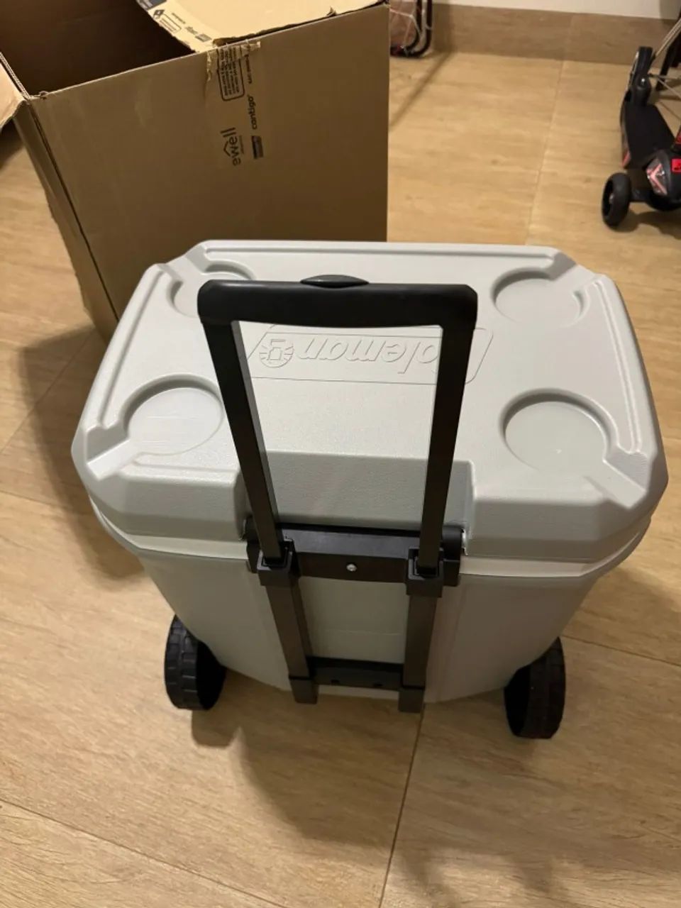 Caixa Térmica com Rodas 61,5L Silver Ash Coleman - Foto 5