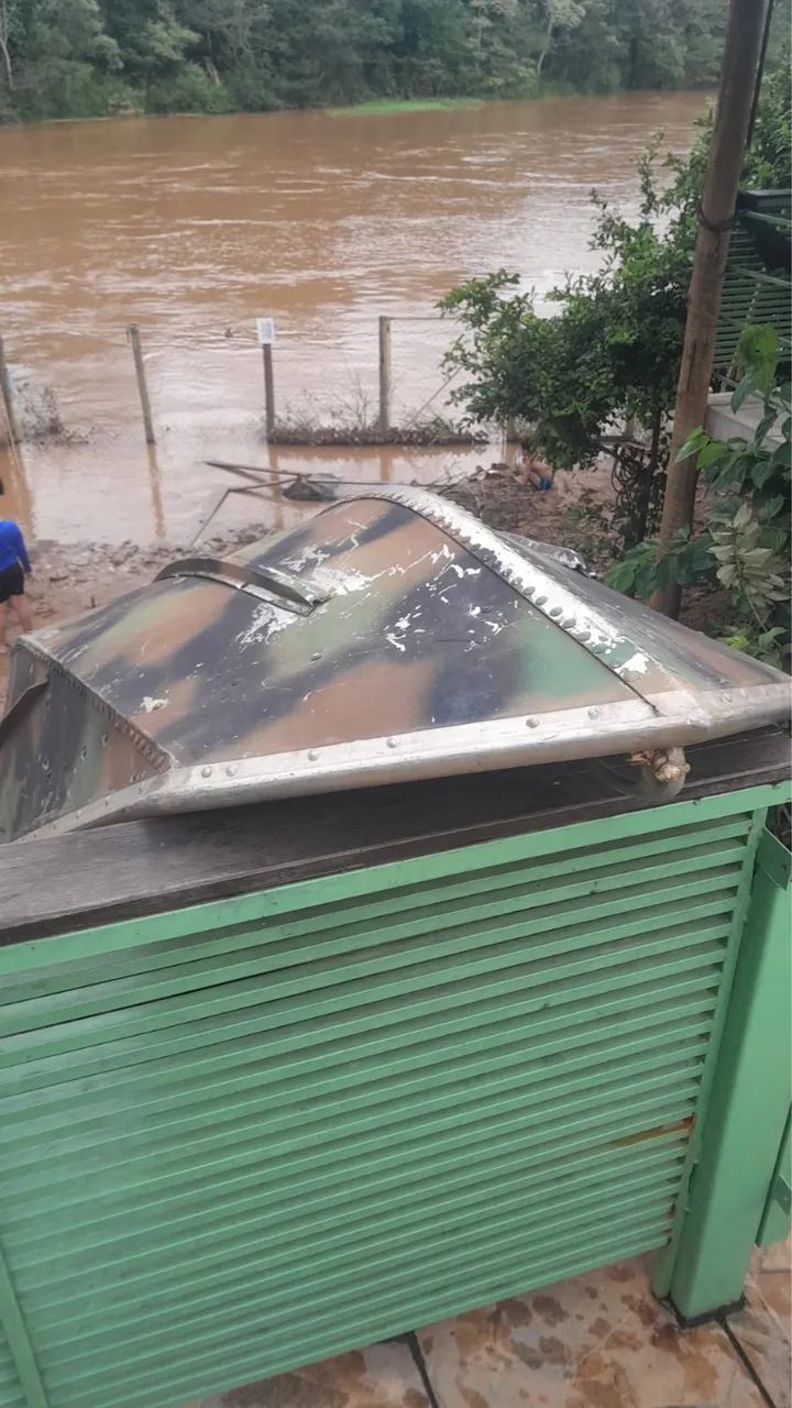 Barco, motor e carretinha 