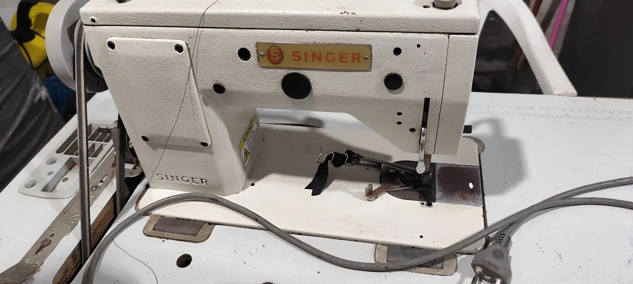Máquina de Costura Industrial Singer