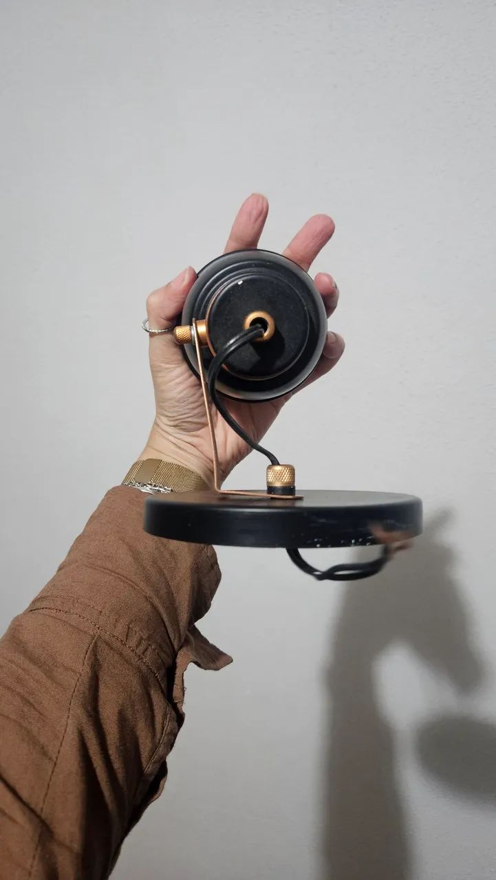 Luminária direcionável preta com bronze  - Foto 5