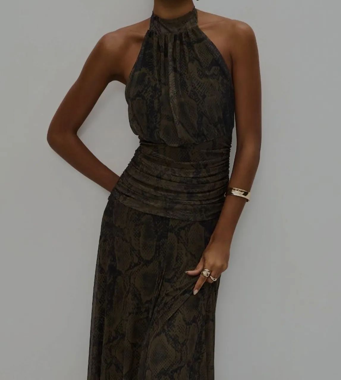 Vestido estampado animal print, modelo sofisticado e elegante.
