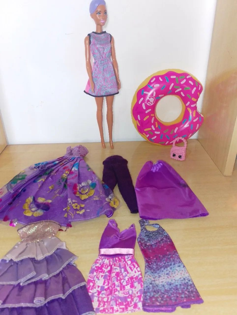 Lote de roupinhas com a boneca Barbie 