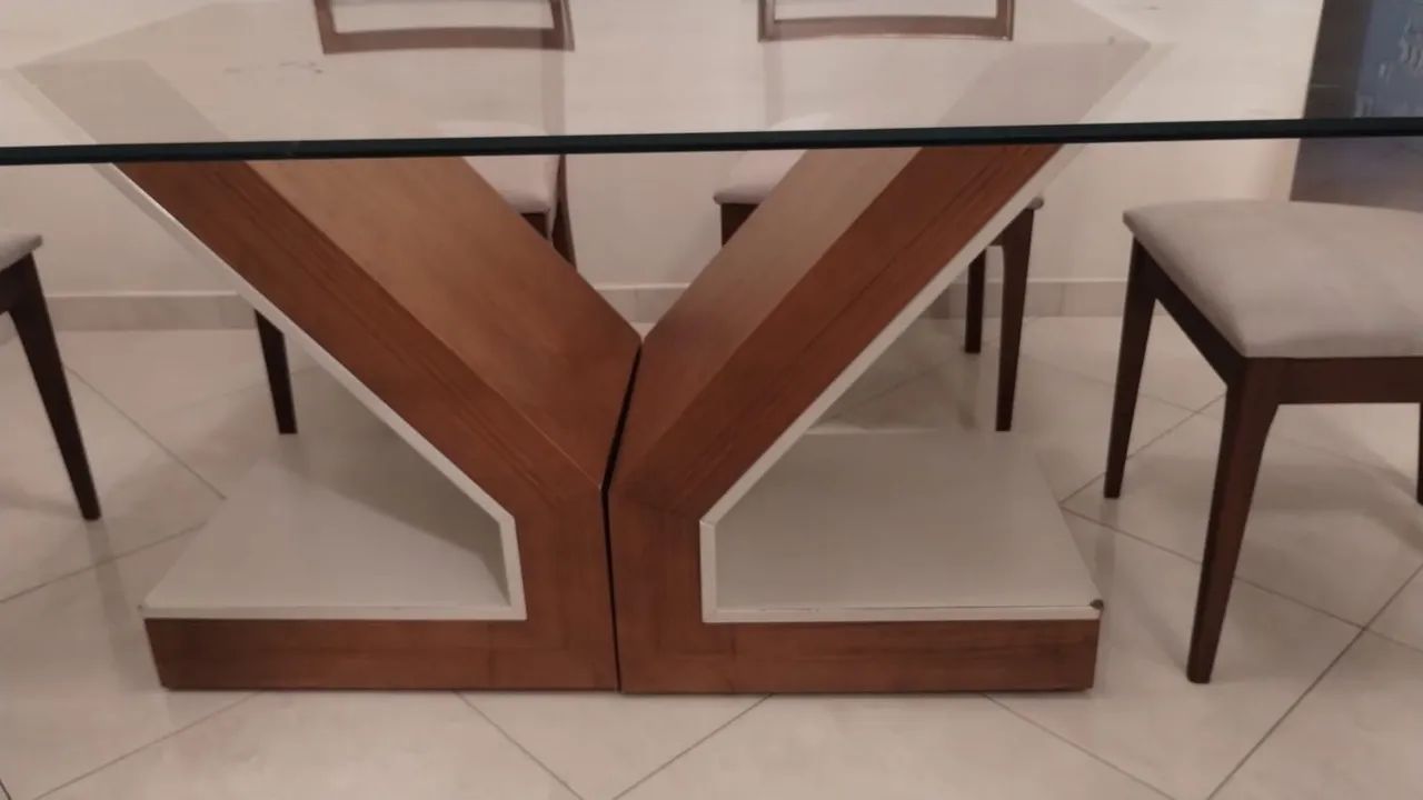 Mesa de vidro, com seis cadeiras conservadas. - Foto 3