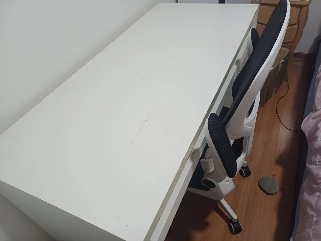 Escrivaninha com MDF revestido com prateleira deslizante sob a mesa