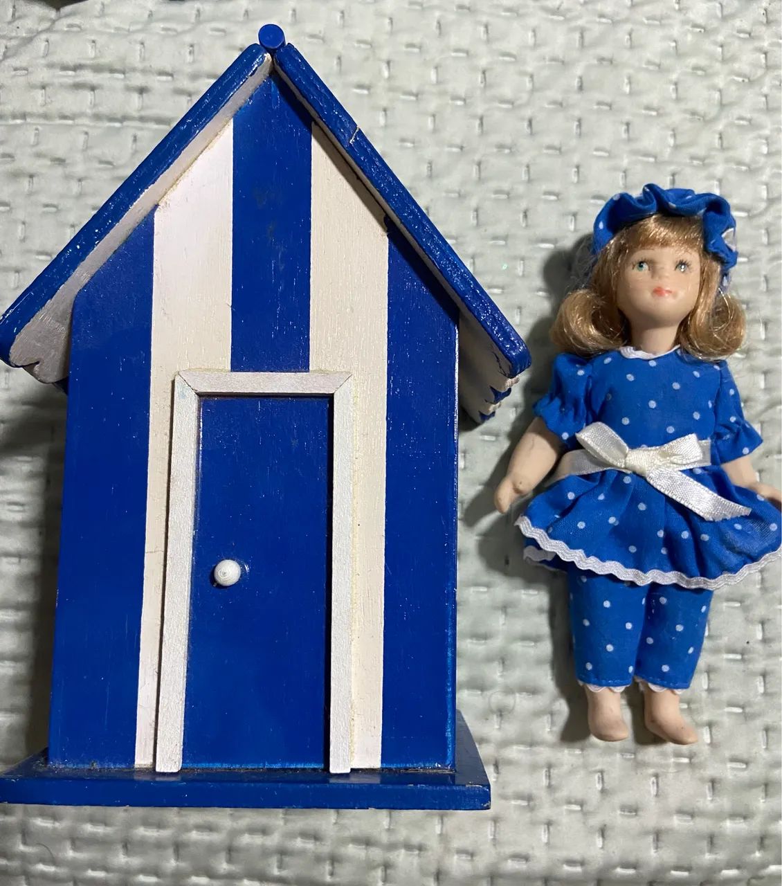 Boneca antiga de porcelana e casinha 