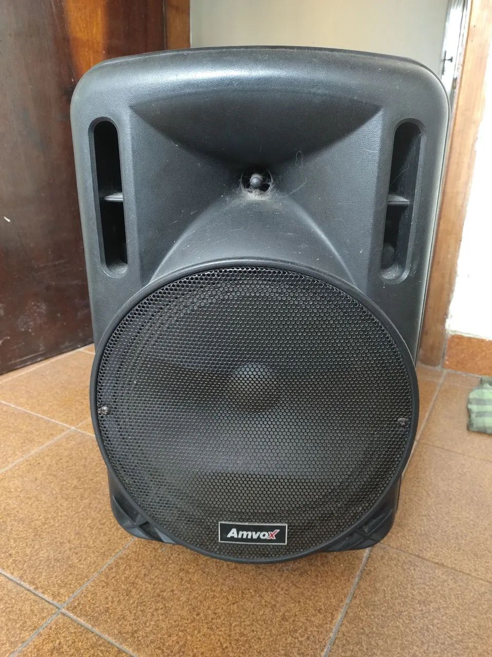 A caixa de som amplificada Amvox ACA 280 