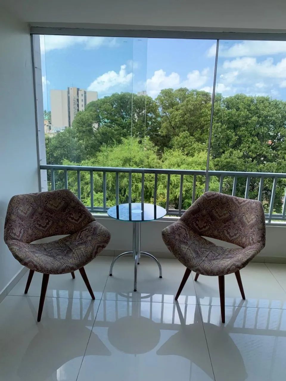 Poltronas de área com mesa de centro 
