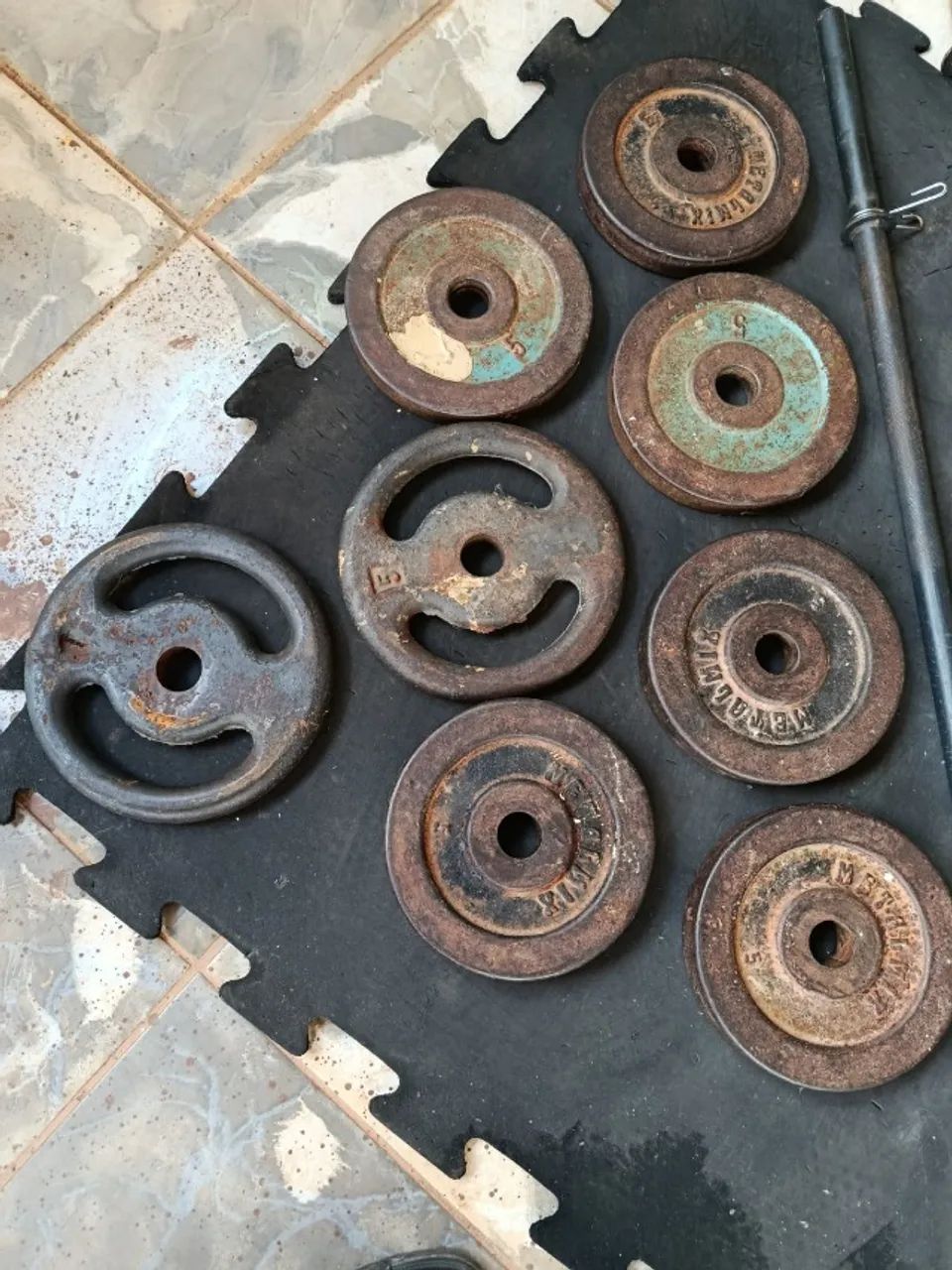  VENDO KIT DE MUSCULAÇÃO / PESOS E BARRAS - USADO - Foto 3