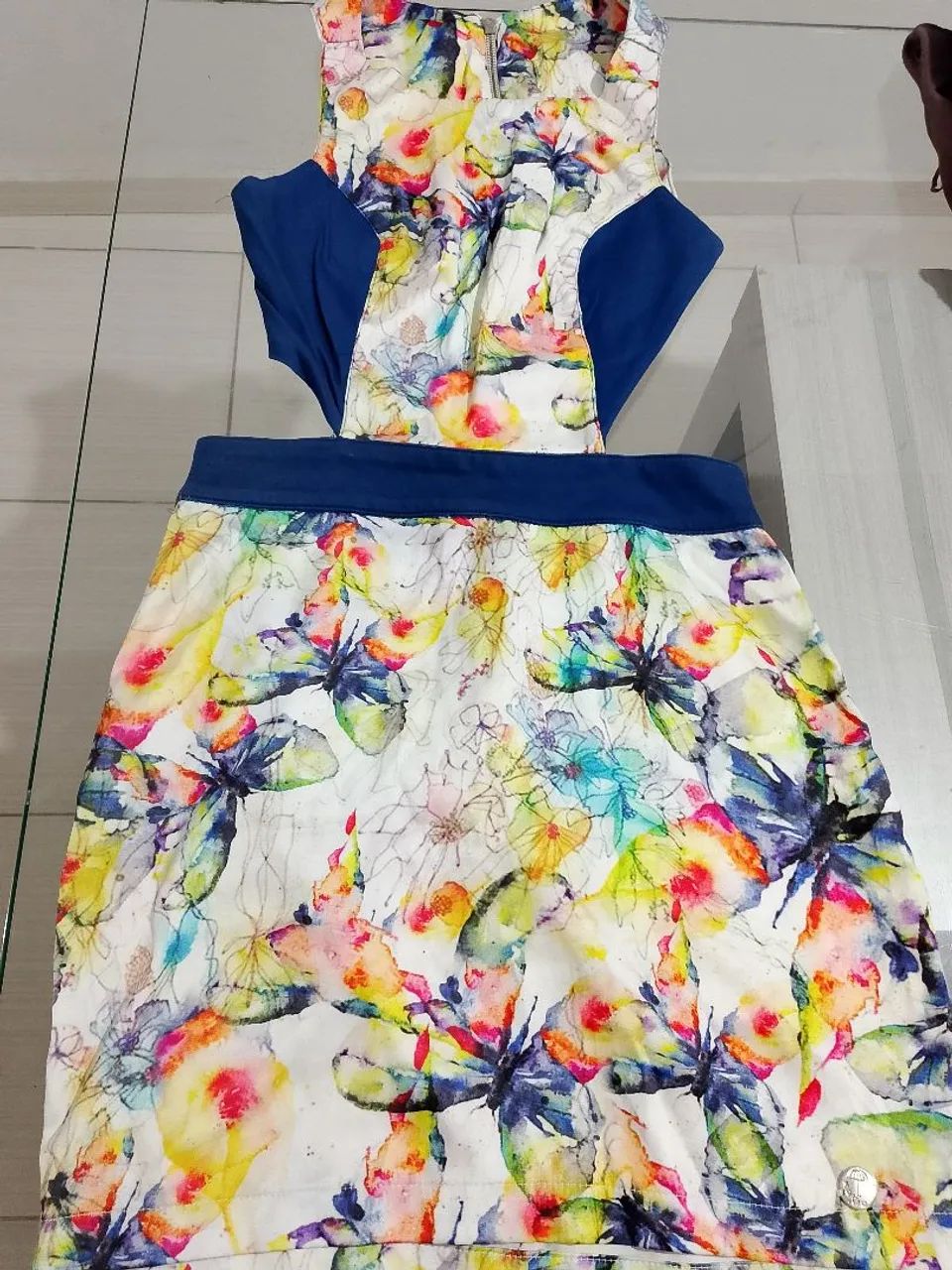 Vestido Estampado com Recorte 