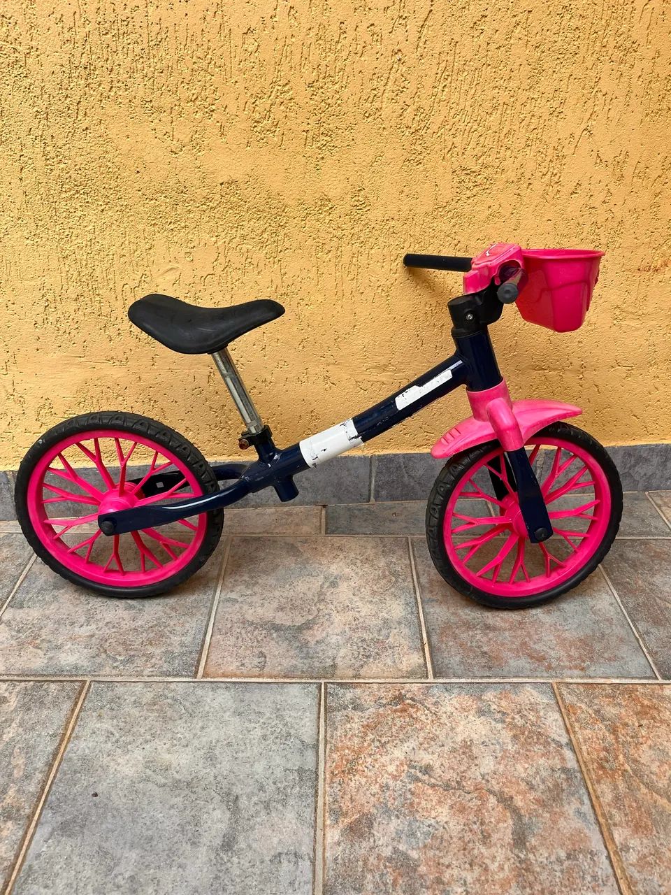 Bicicleta de Equilíbrio Infantil Sem Pedal com Cestinha