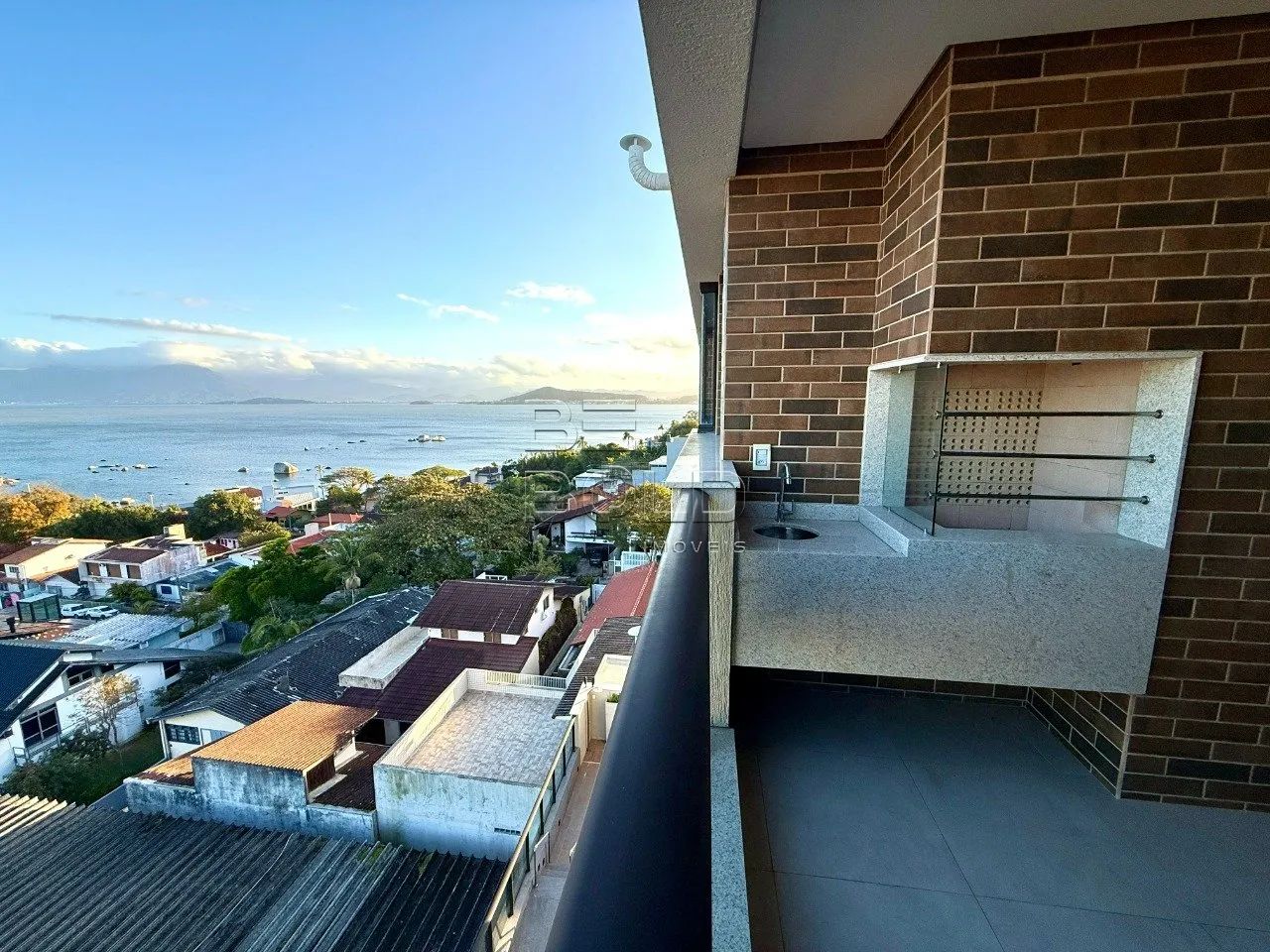 Apartamento com 2 suítes e vista mar