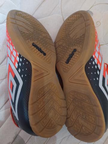 Chuteira umbro futsal usada apenas 2 vezes - Foto 4