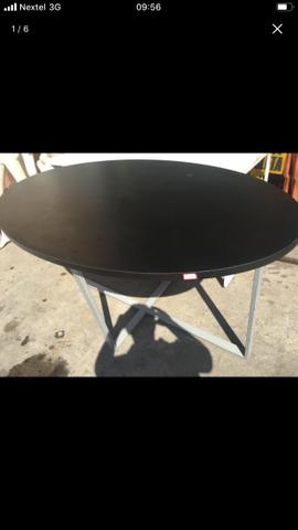 Mesa em MDF e laminado. Possui pés de metal. Ótima qualidade!!!!