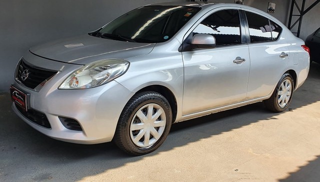 NISSAN VERSA SV 2013