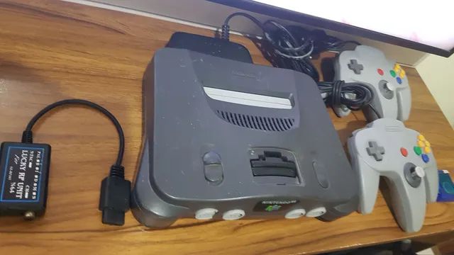 Nintendo 64 com 2 controles vendo no estado das fotos