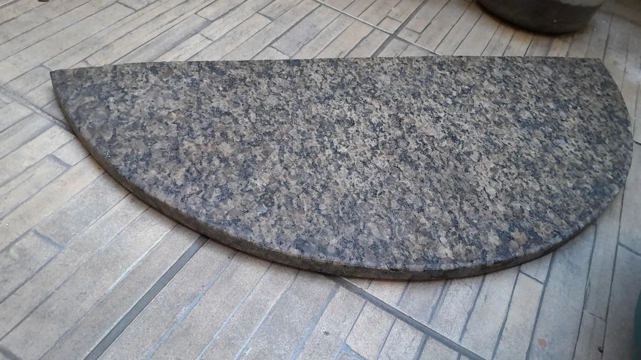 Pedra de granito ocre no formato meia lua 78x33x2 cm - Foto 3