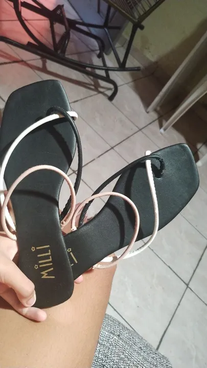Sandálias femininas vermelhas e pretas com tiras