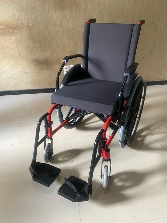 Cadeira de rodas e cadeira de banho - Foto 2