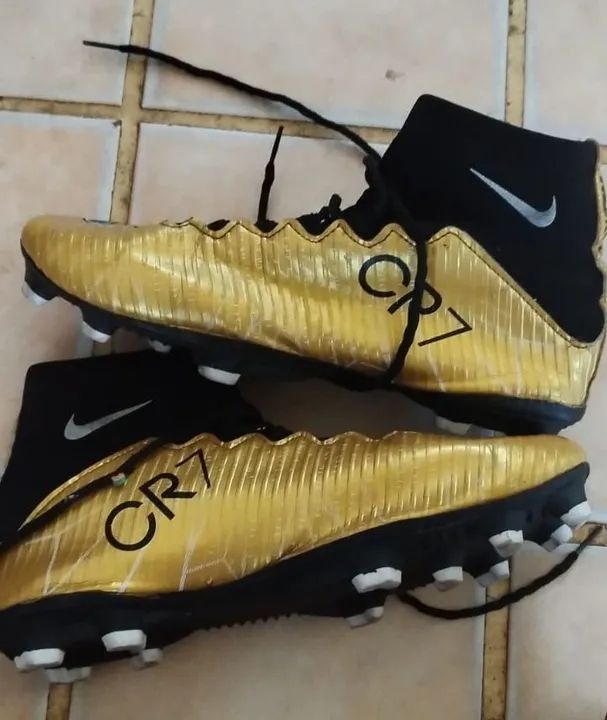 Chuteira Nike Mercurial CR7 Douradas - Foto 2