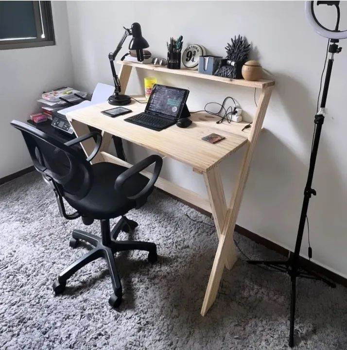 Mesa de Escritório em Madeira de Pinus com Prateleira