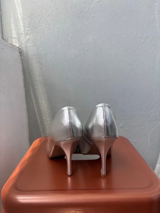 Scarpin prata tamanho 36 (serve 37) - Foto 5
