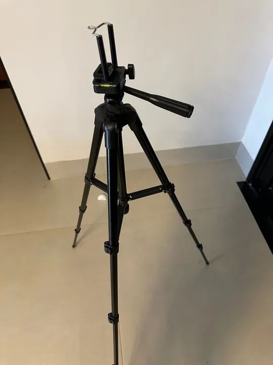Tripé de Câmera - Leve e Ajustável - Ideal para Fotos e Vídeos