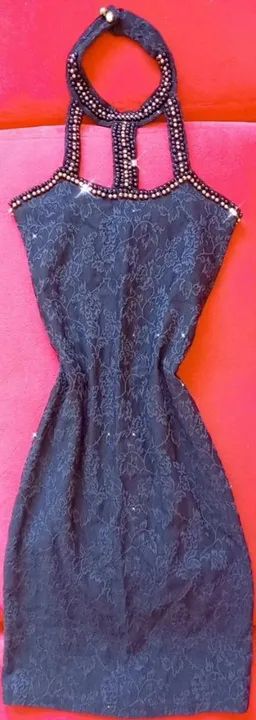 Vestido preto de renda com pedrarias