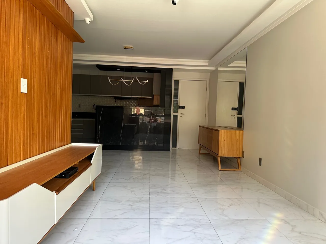 Luxuoso apartamento completo de armários com 3/4