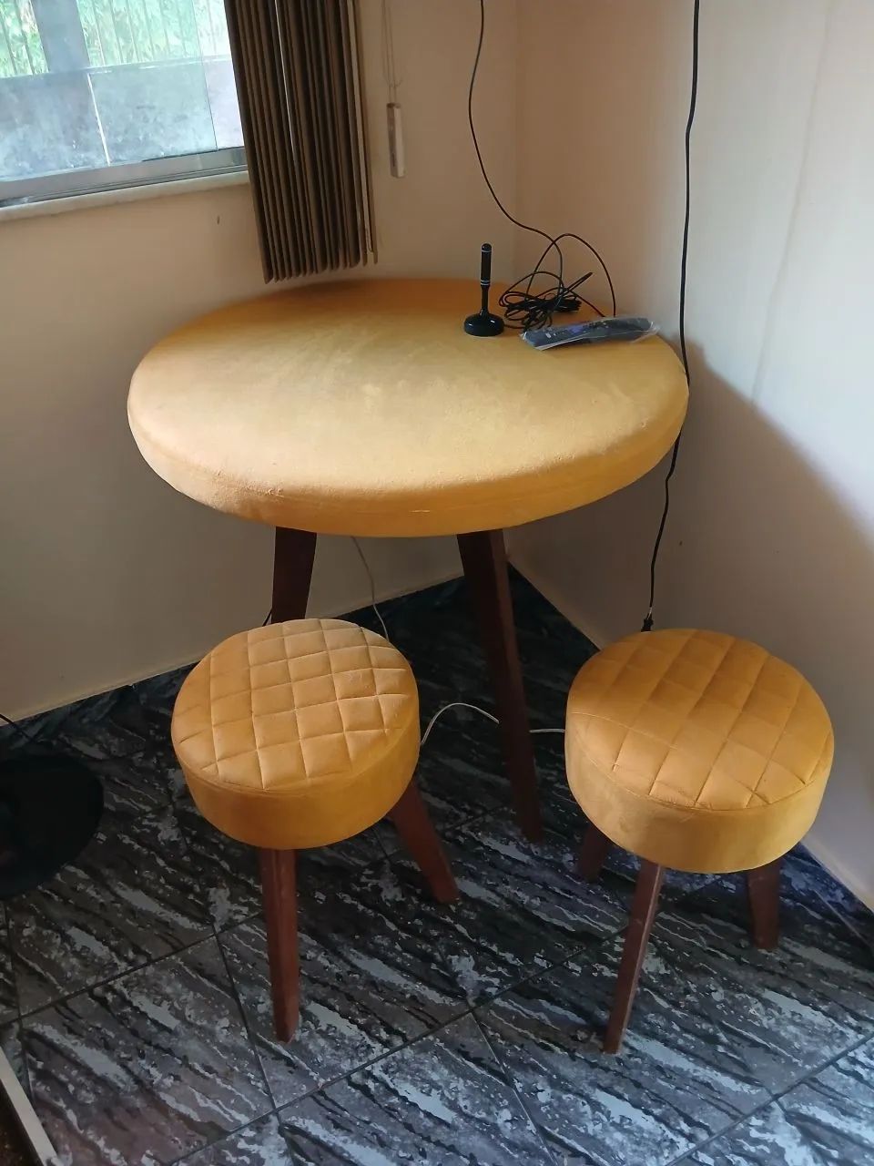 Conjunto de mesa redonda e banquetas em madeira pura  acolchoadasmostarda - Foto 4