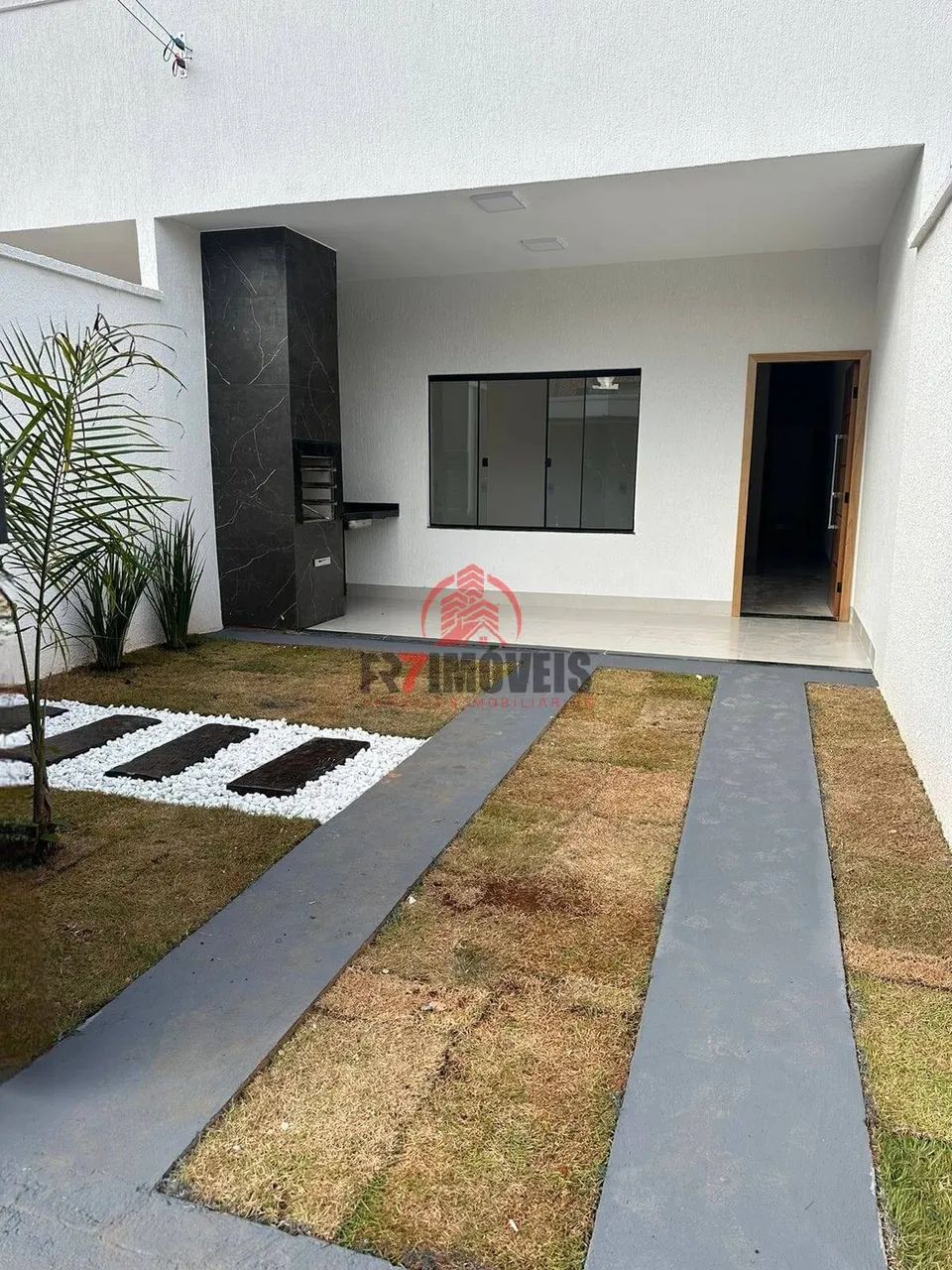 Linda casa! 2 Quartos sendo 1 Suíte - Área Gourmet com Churrasqueira revestida - St. Morad