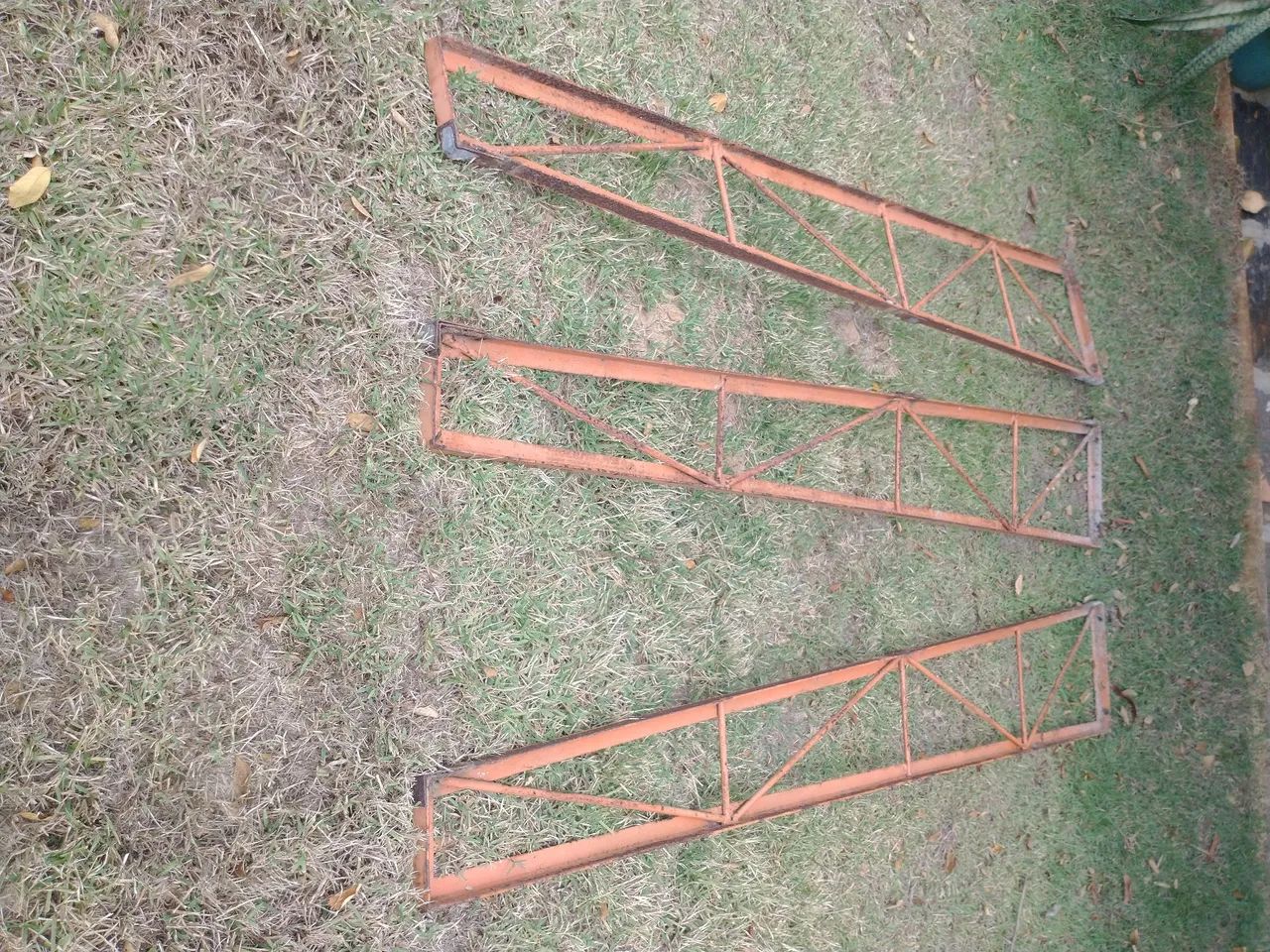 Treliças de ferro usadas, mas nem conservadas.