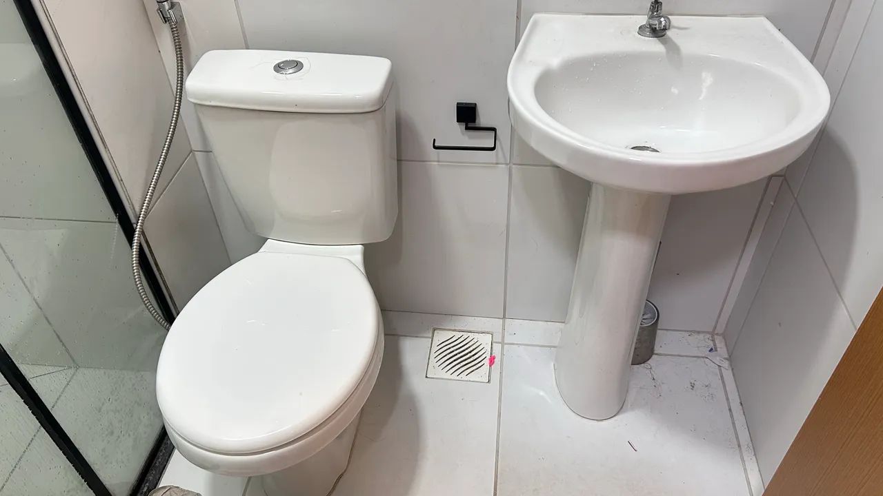 Vaso sanitário acoplado com pia de coluna - Foto 5