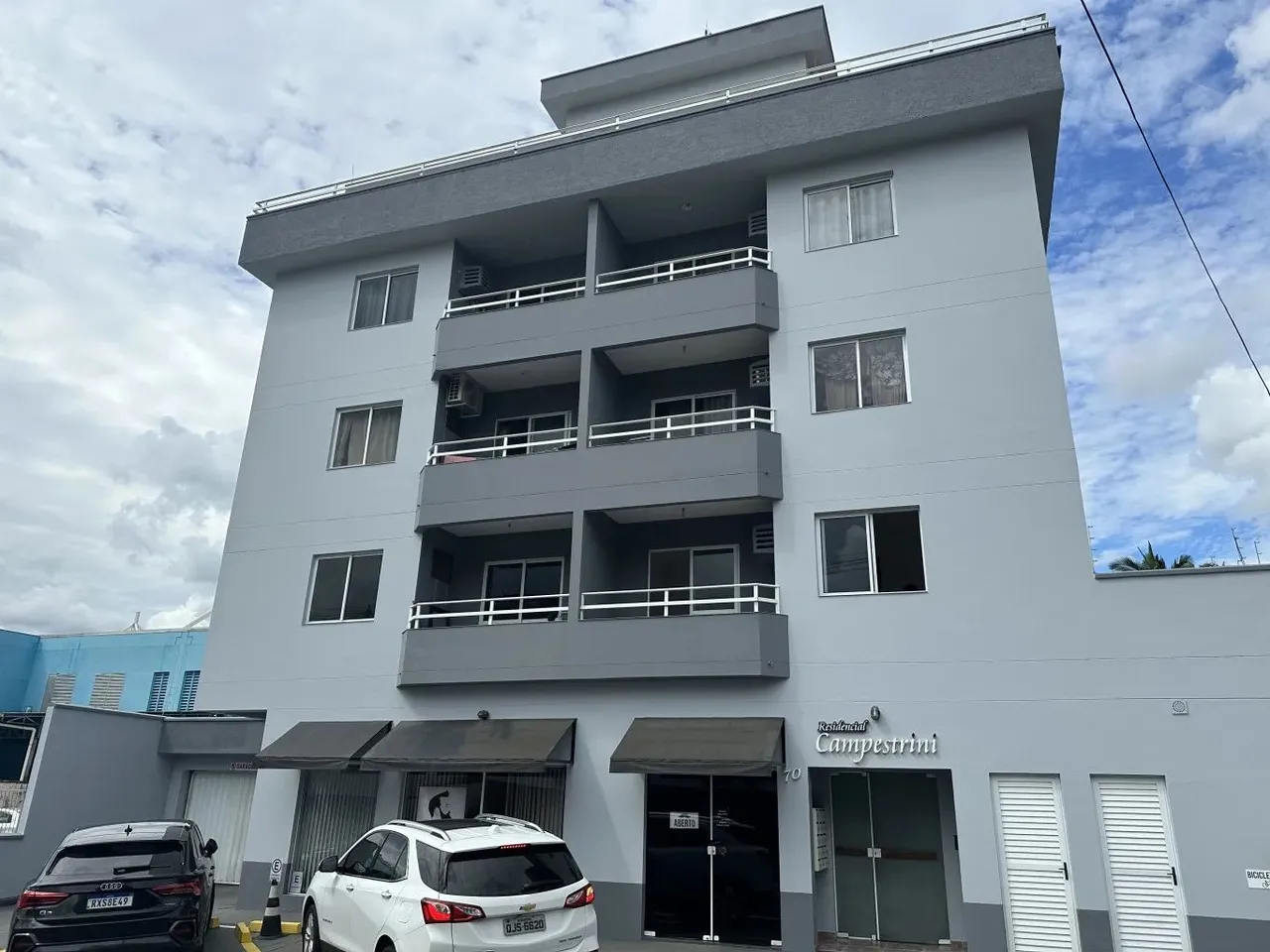 Ótima cobertura localizada próximo à Vila Germânica contendo 02 dormitórios, 2 banheiros, 