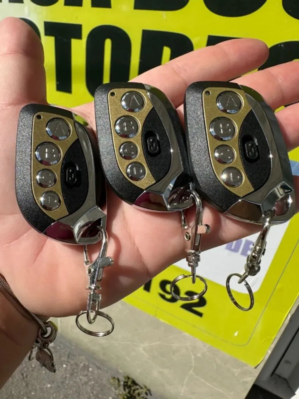 Controle para motor de portão de garagem entregamos já codificado - Foto 2