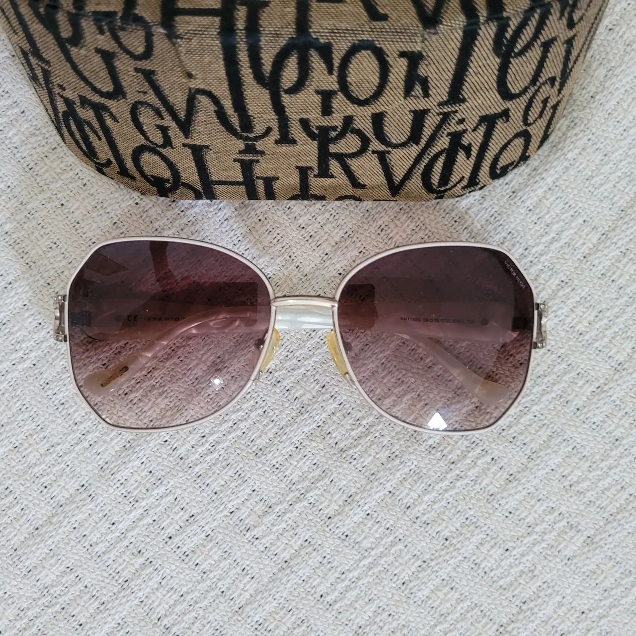 Victor Hugo SH1158S 58 Óculos de Sol