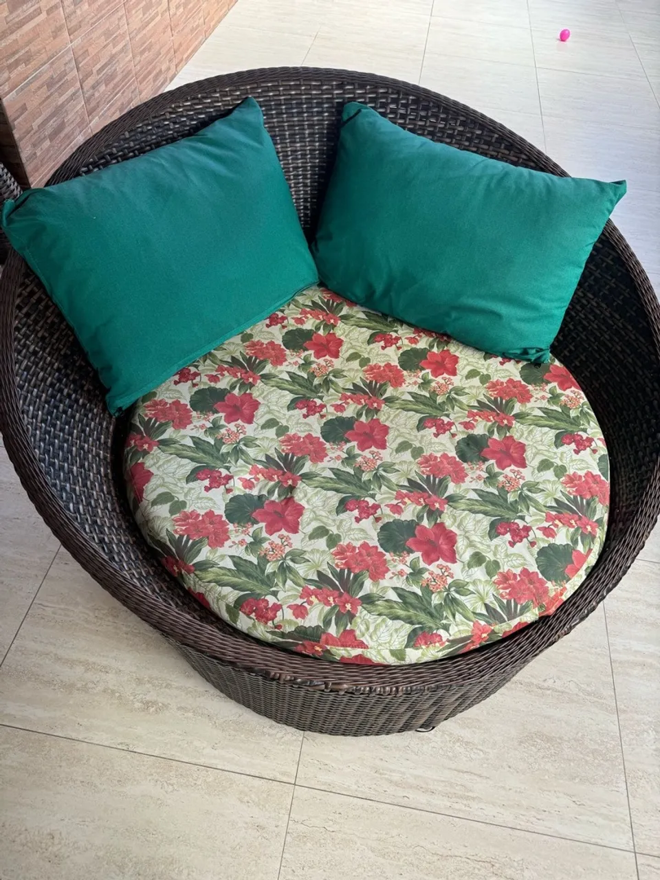 Poltrona de vime com almofadas