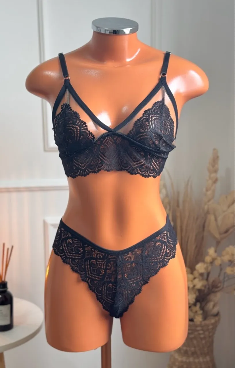 Conjunto de Lingerie Preto de Renda