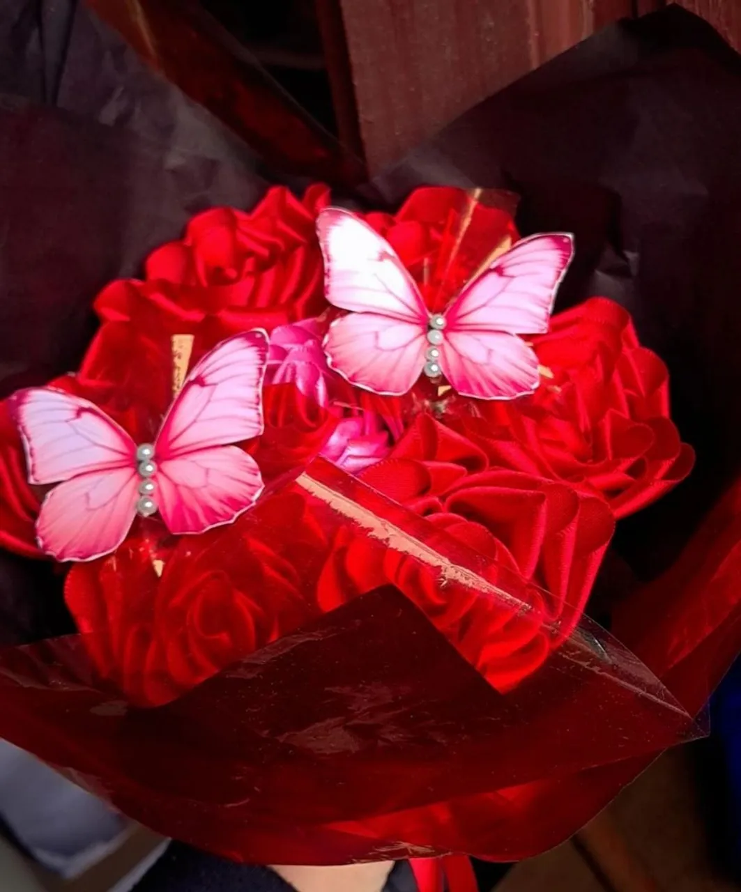 Buquê de Rosas Vermelhas com Borboletas