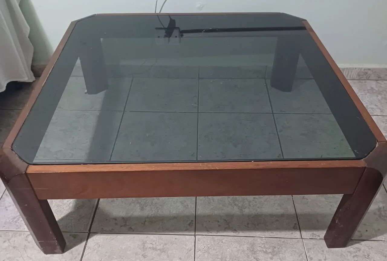 Mesa de centro em madeira com tampo de vidro e mesas laterais. - Foto 3