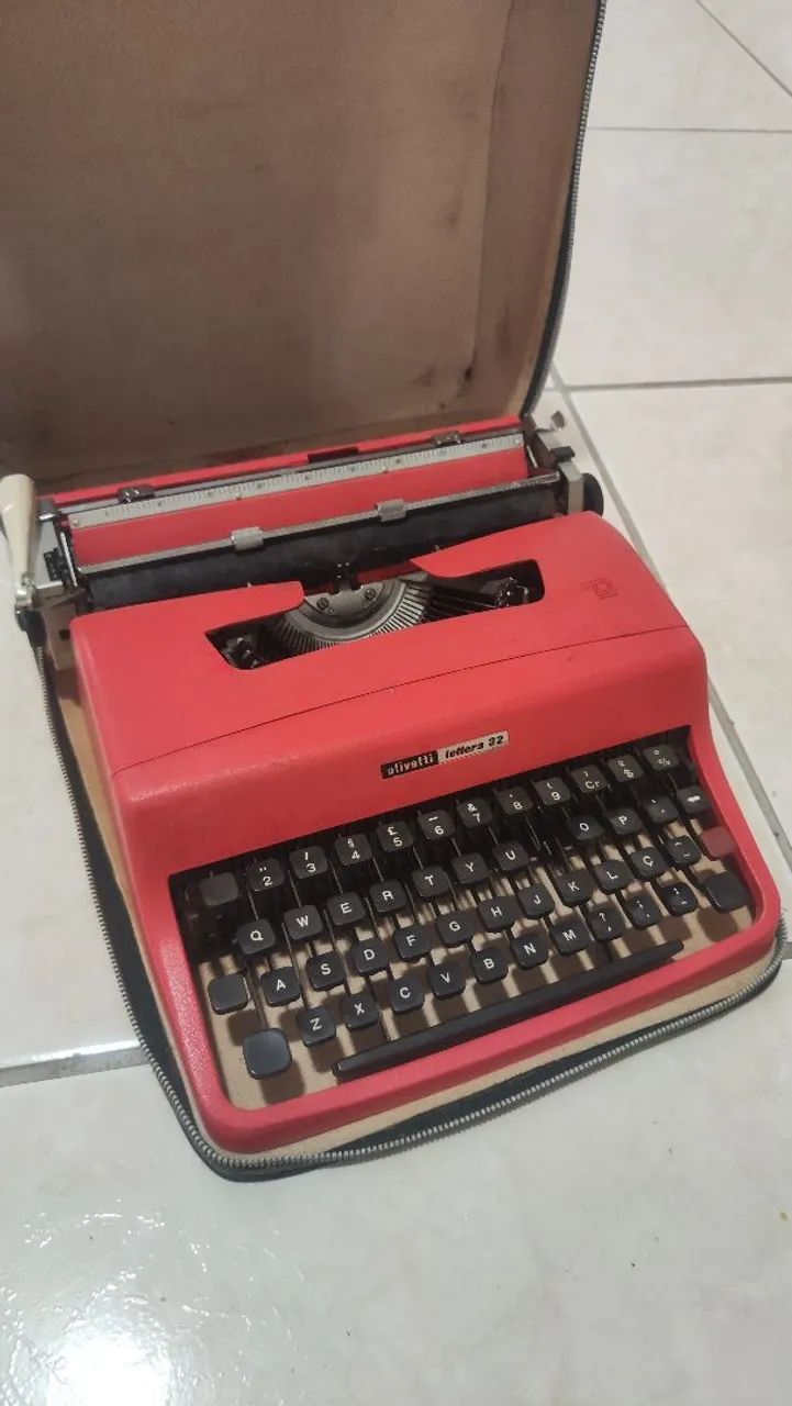 Olivetti Lettera 32 Typewriter