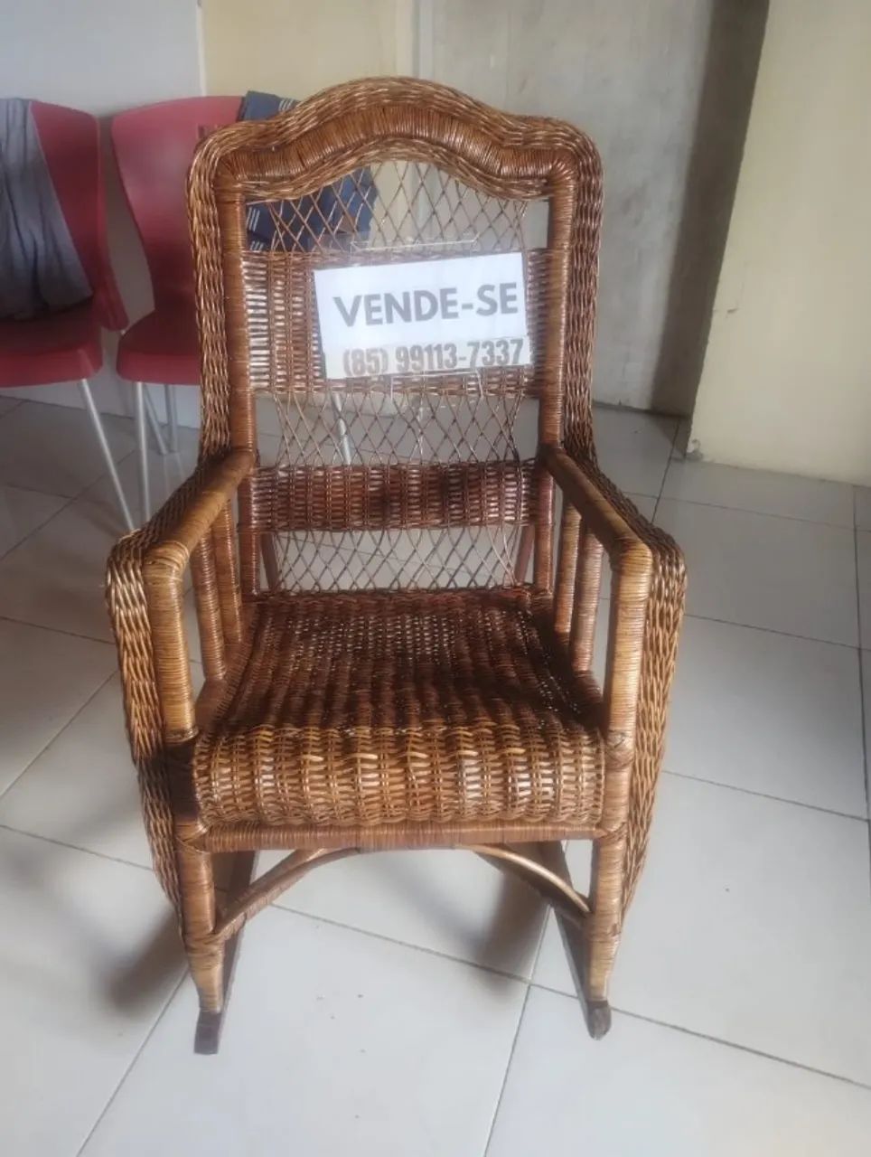 Cadeira de balanço de madeira