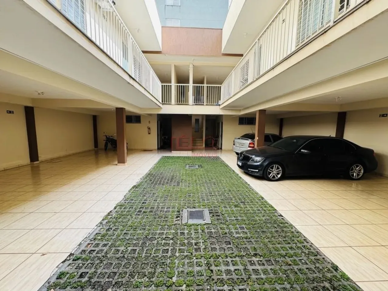 Prédio a venda com 10 kitinetes locadas na zona 07 perto da UEM