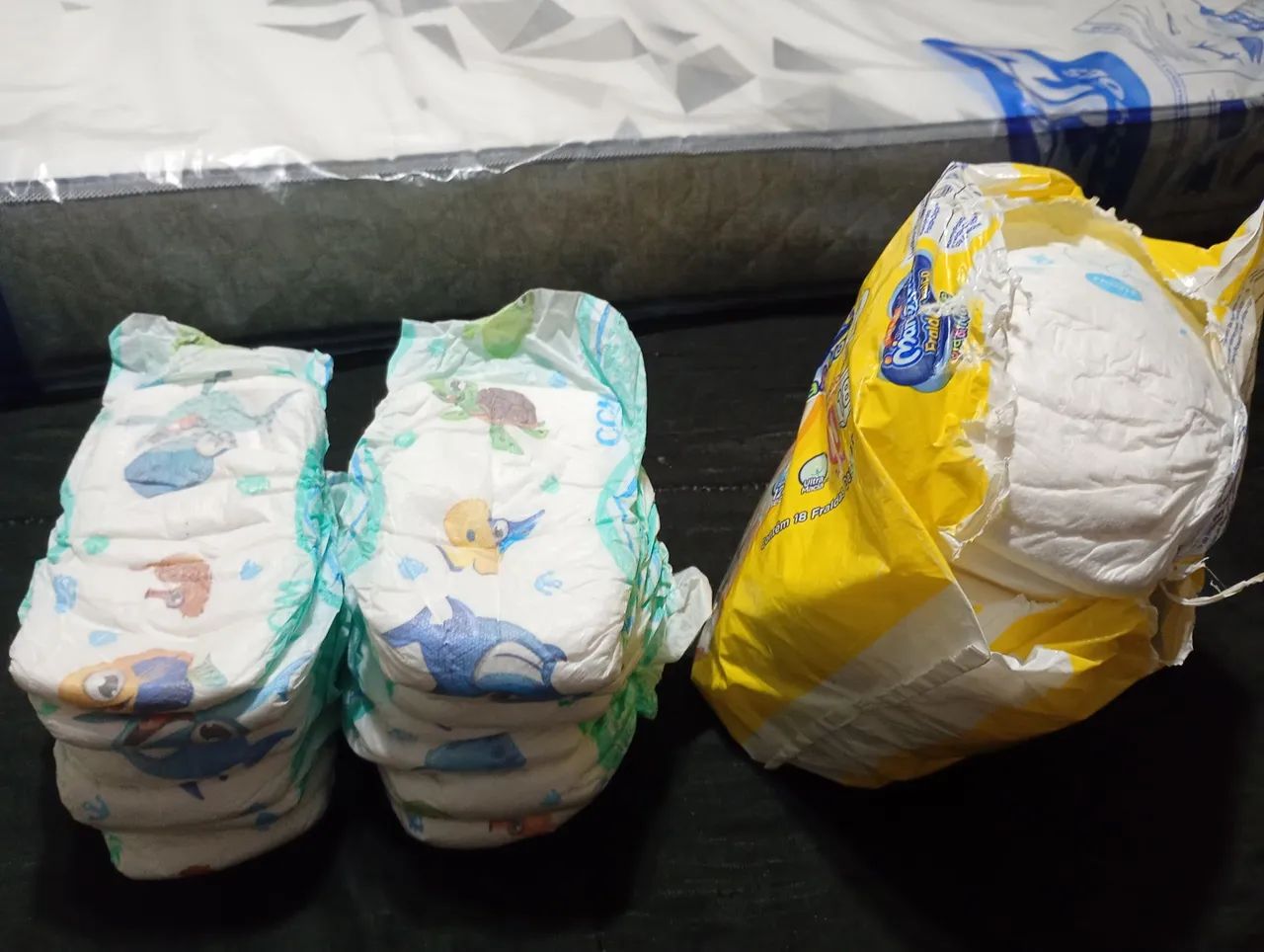 Vendo fraldas tamanho M/ pacote aberto - Foto 3