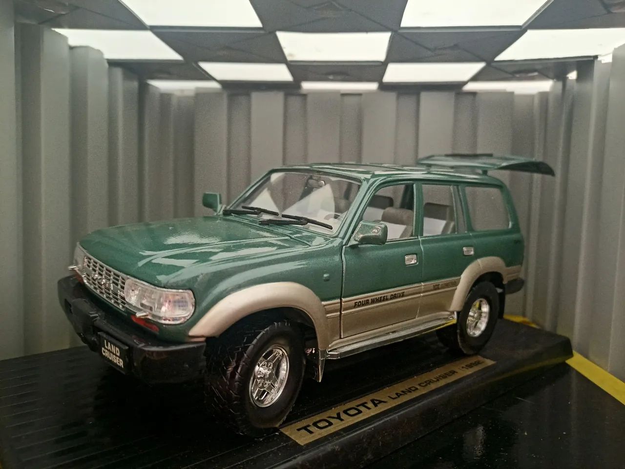 Miniatura Toyota Land Cruiser 1992 1:18 - Metal - Sempre na caixa