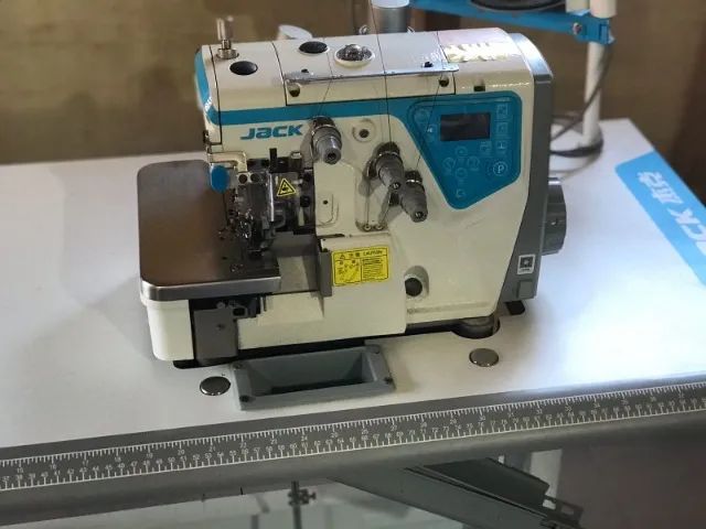 Máquina de Costura Industrial OVERLOCK 220 V Marca JACK Eletrônica. Vai com mesa
