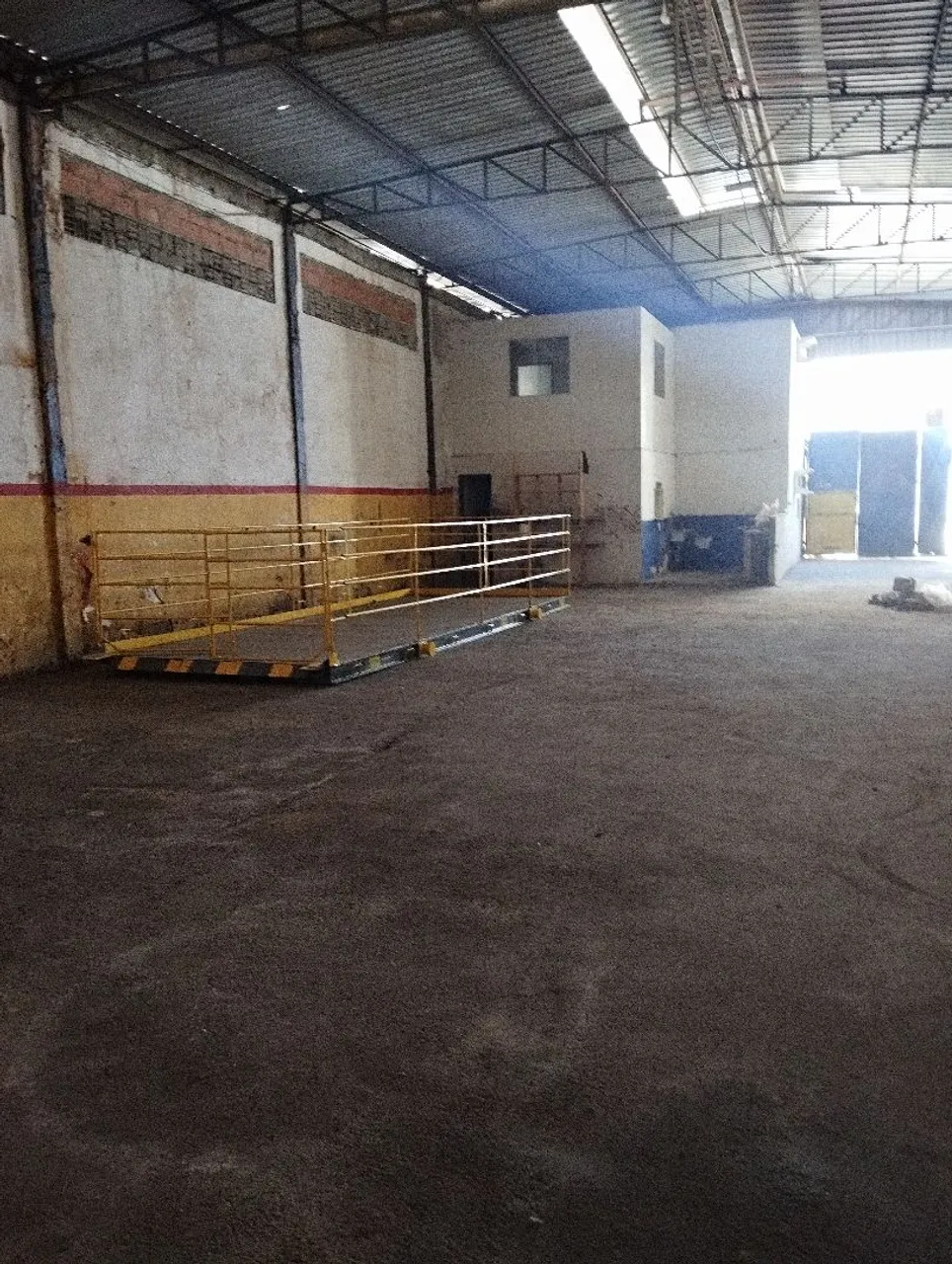Alugo excelente galpão com 400m2!