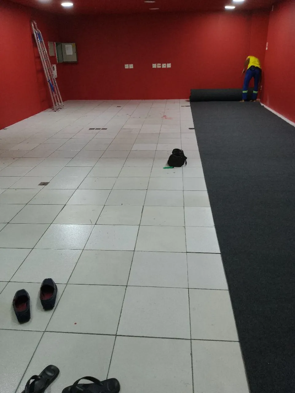 Você precisa de montagem de carpete piso vinílico papel de parede cortiça etc