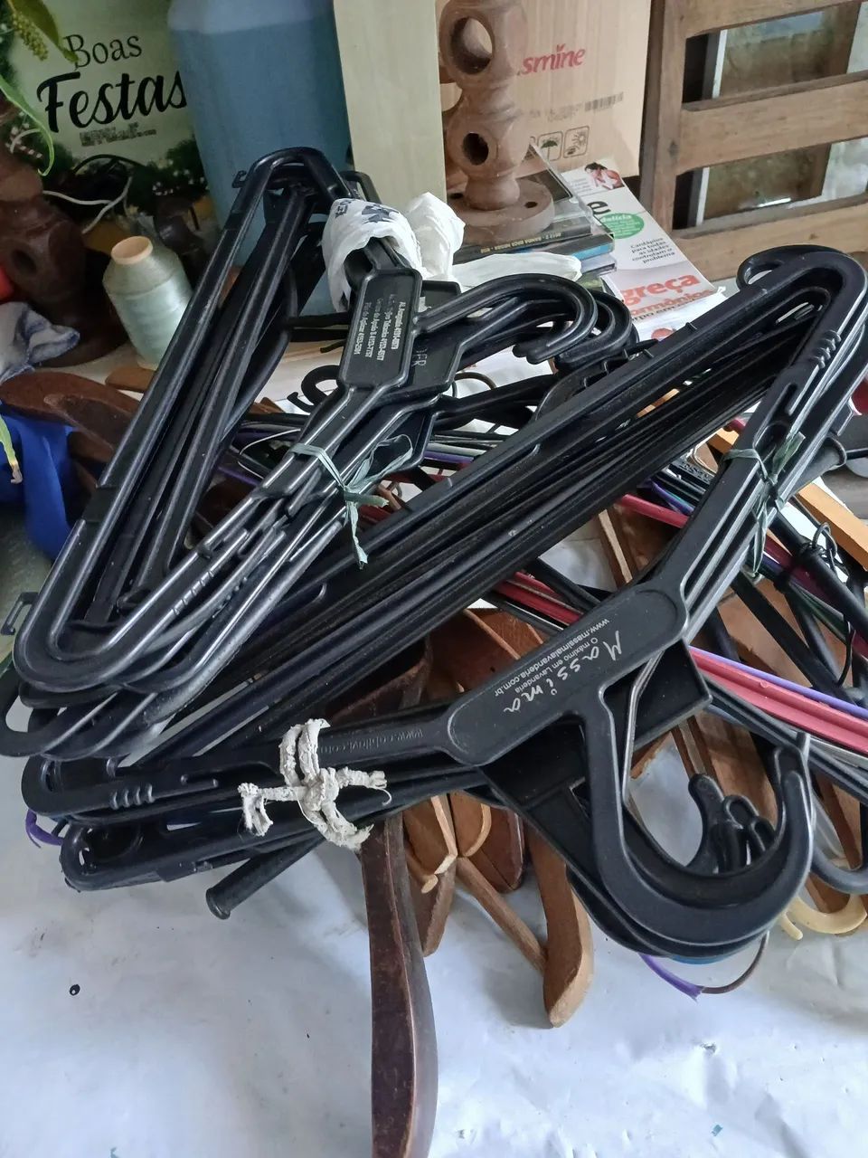 Cabides de plástico e madeira 50 unidade pó 36 reais  - Foto 3
