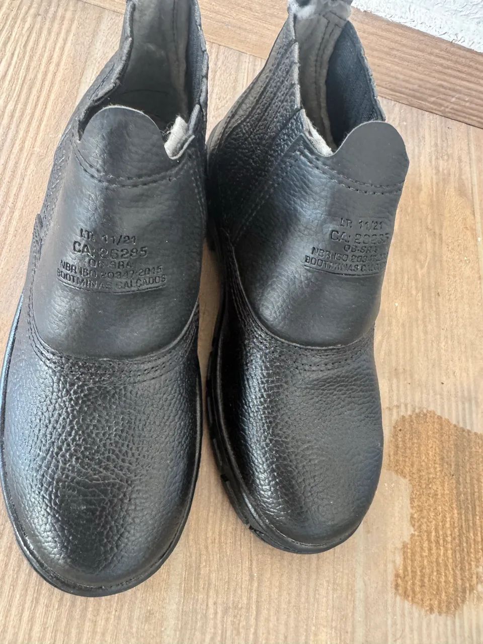 Botina couro nova num35