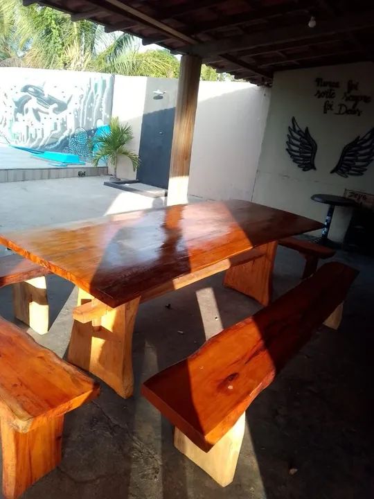 Mesa de madeira rústica com 4 bancos